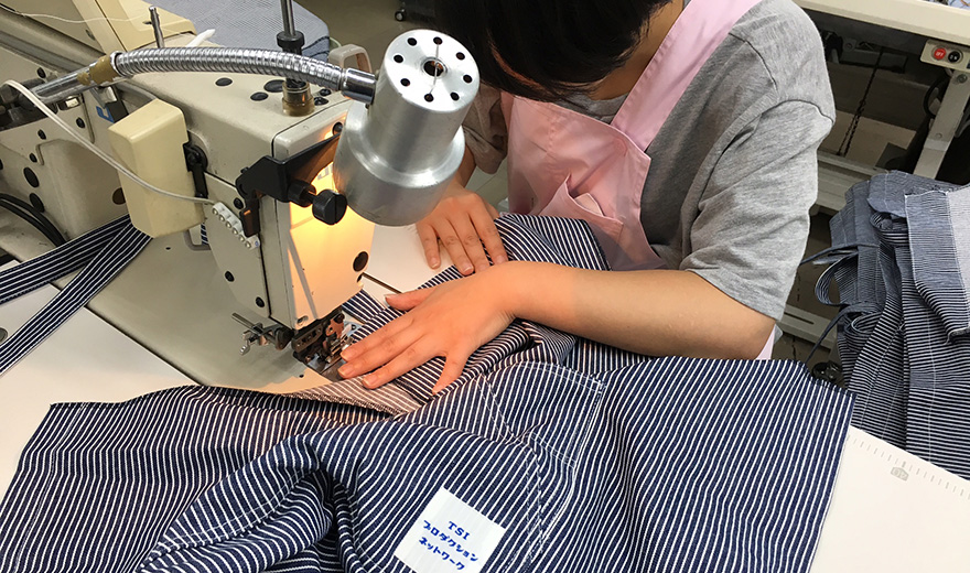 残障人士穿着的围裙是米泽工厂设计自制的。